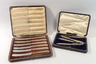 A set of six silver handled tea knives, cased, Birmingham 1903 and a pair of silver plated