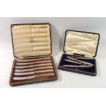 A set of six silver handled tea knives, cased, Birmingham 1903 and a pair of silver plated