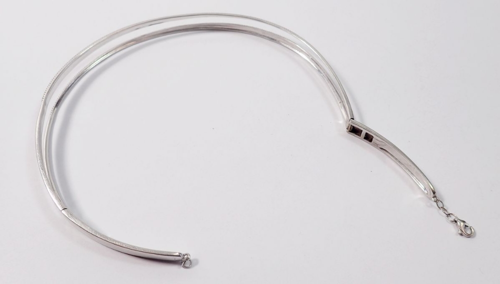 A 14k white gold choker necklace with two asymmetrical narrow bands set round brilliant cut diamonds - Image 6 of 7