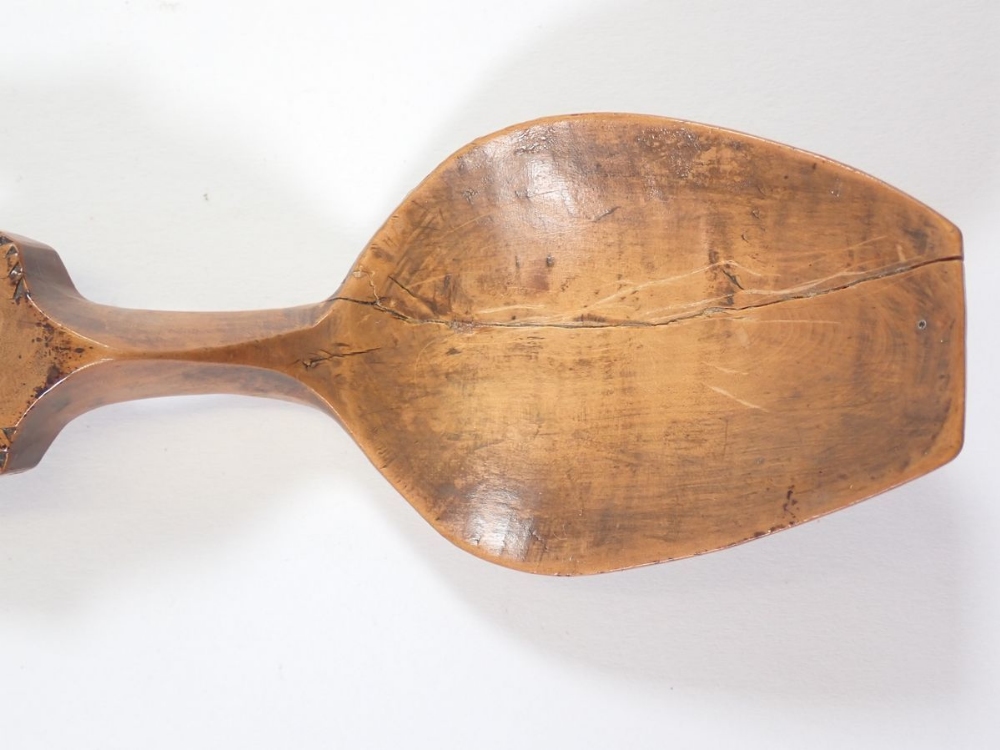 A late 18th century/early 19th century Welsh love spoon carved hearts and flowers, 18.5cm - Image 4 of 6