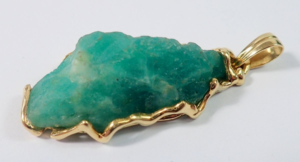 A gold mounted uncut Columbian emerald 56.5k, 8.9g of gold, 6cm total length - Image 3 of 4