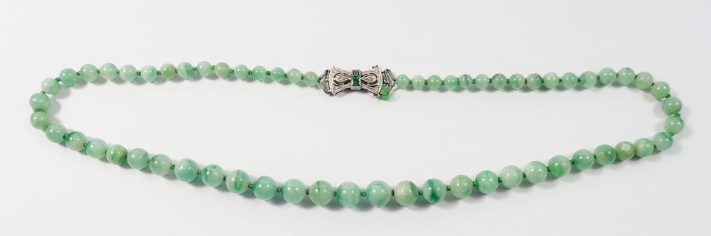 A jade bead necklace with 9 carat gold clasp set chip diamonds and emeralds - Image 2 of 4