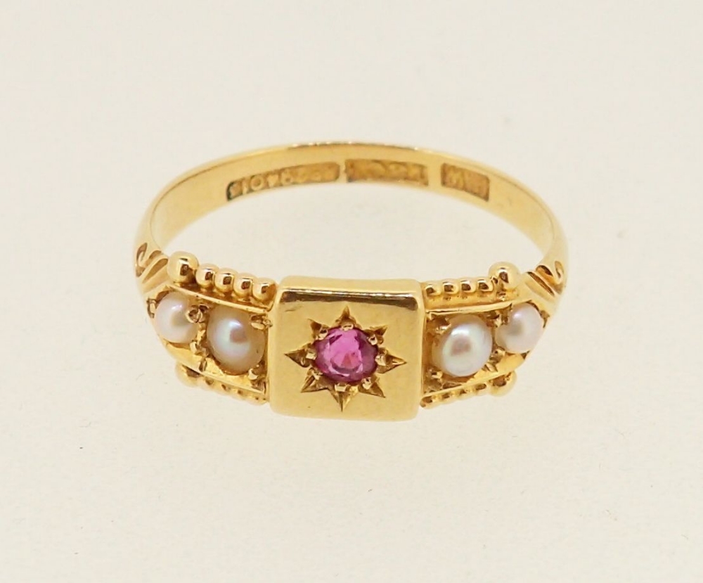 An Edwardian 18 carat gold ring set ruby flanked by four seed pearls, 2.5g, size M - boxed - Image 2 of 5