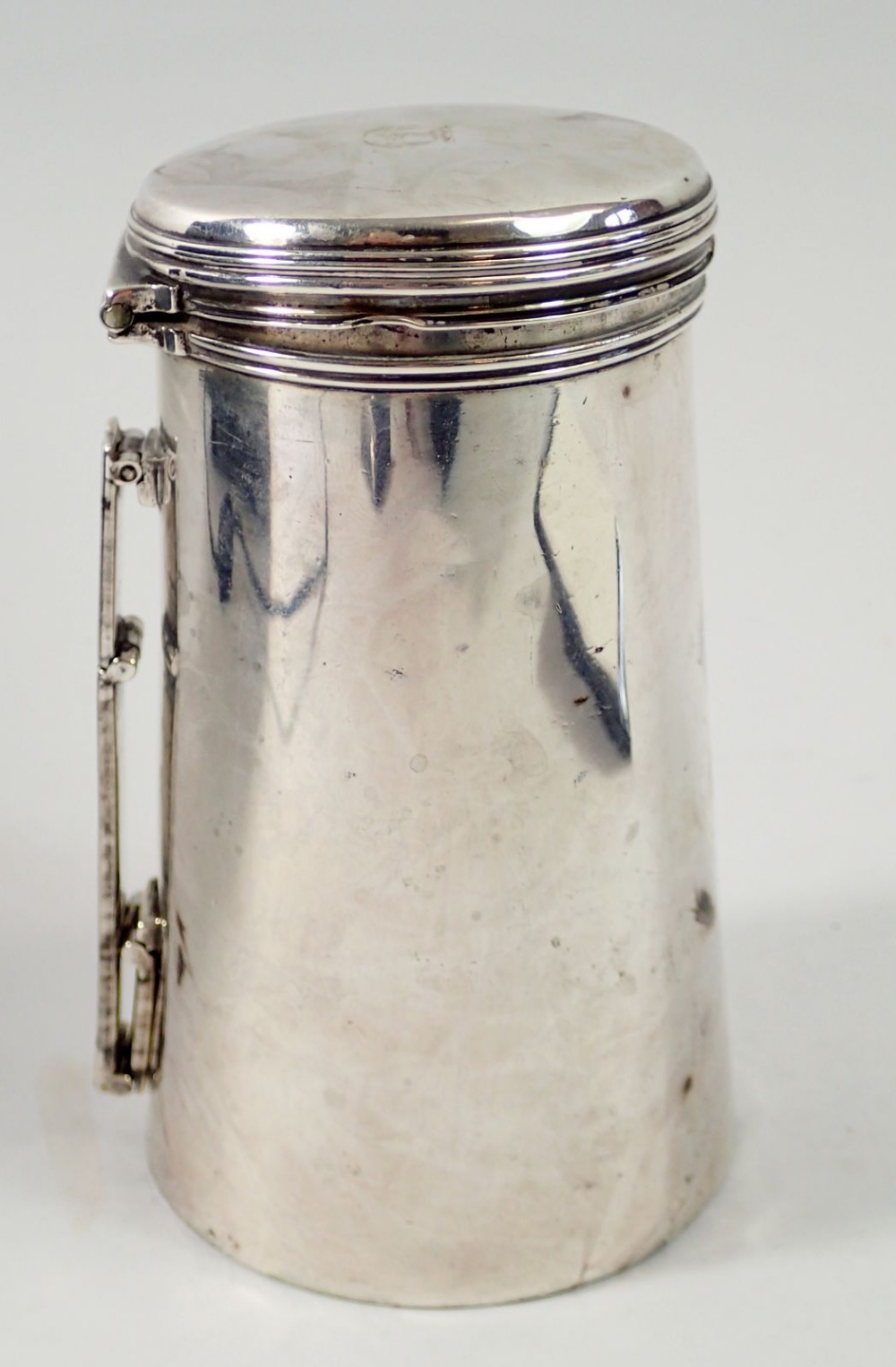 A late Georgian silver travel or military officer's shaving mug with folding handle and hinged - Bild 8 aus 9