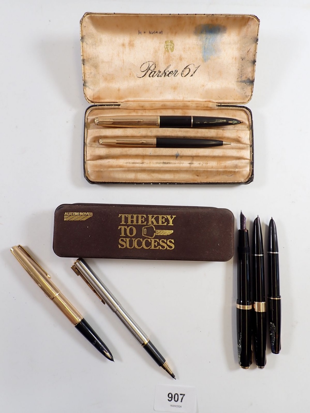 A group of vintage Parker pens including Parker '61' fountain pen and pencil, an 'Arrow roller - Bild 2 aus 2