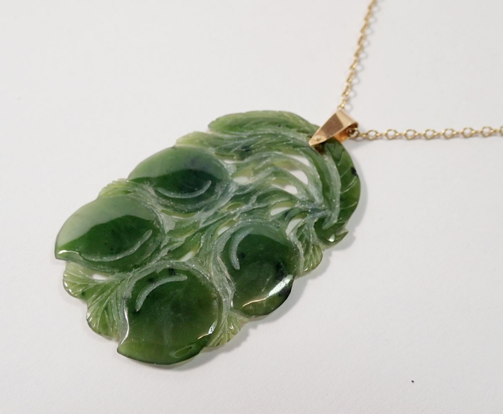 A Chinese 9 carat gold mounted jade pendant carved fruit, 4.5 x 3cm on 9 carat gold chain - Image 3 of 4