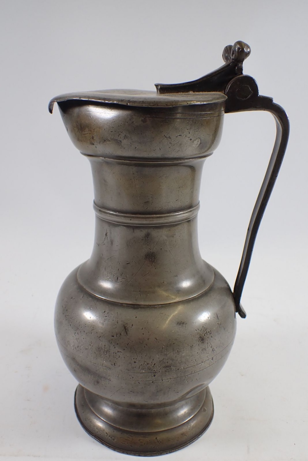 A large 18th century pewter flagon dated 1758 with touchmarks, 30cm tall - Bild 3 aus 4