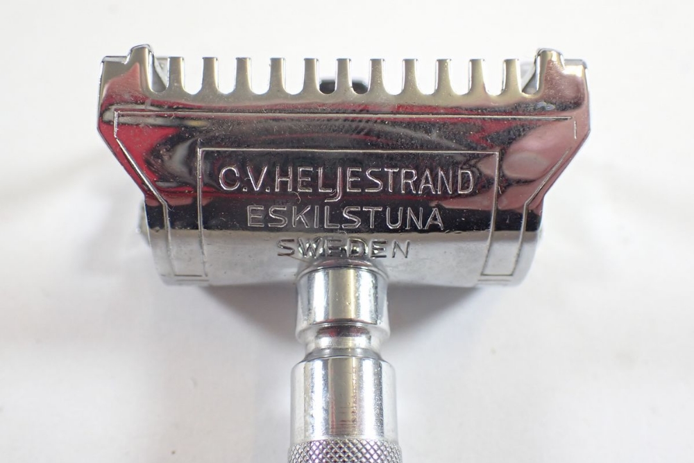 A leather cased set of C.V. Heljestrand, Eskilstuna, Sweden razors and blades plus a set of extra - Image 2 of 2