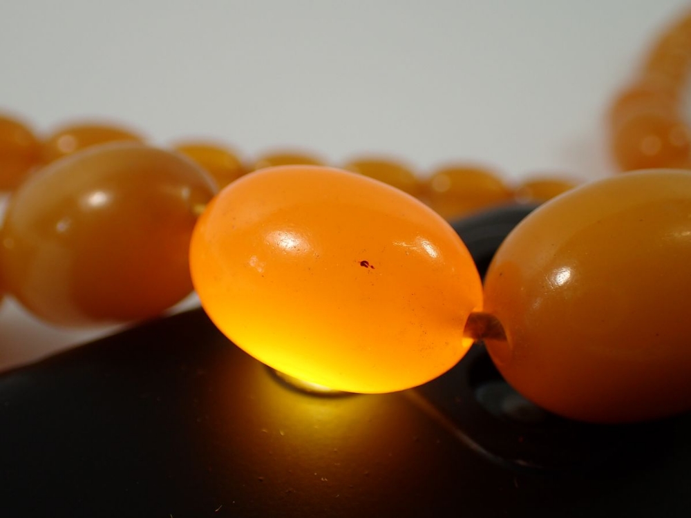 An amber bead necklace, 83g, 86cm - Image 5 of 5