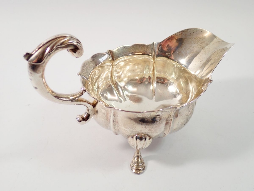 A George II silver sauce boat, London 1749 by John Pollock, 388g - Image 4 of 5