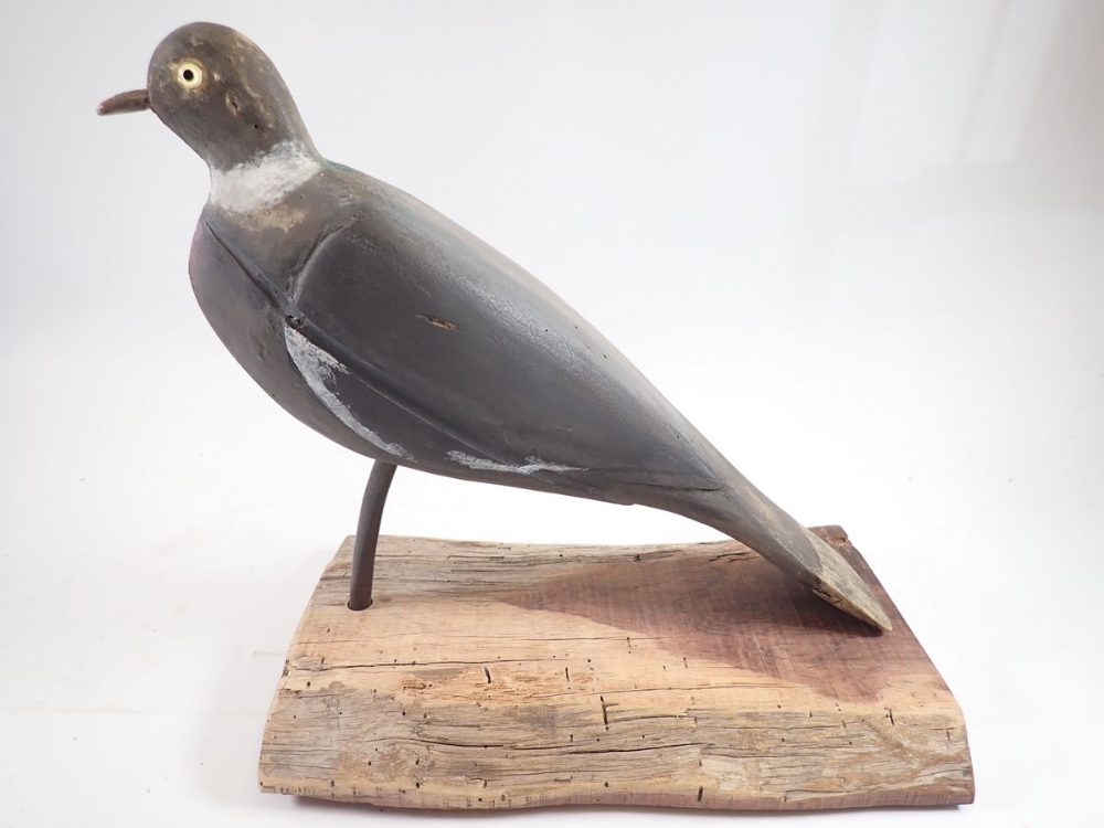 A mounted mid 20th century decoy pigeon with glass eyes, 28cm tall - Image 4 of 4