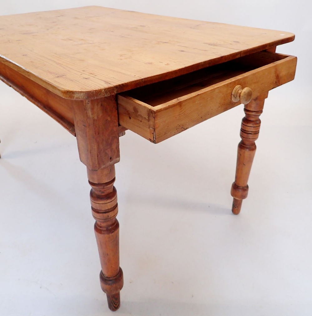 A Victorian pine farmhouse dining table with frieze drawer and turned supports, 137 x 84 x 76cm - Image 2 of 3