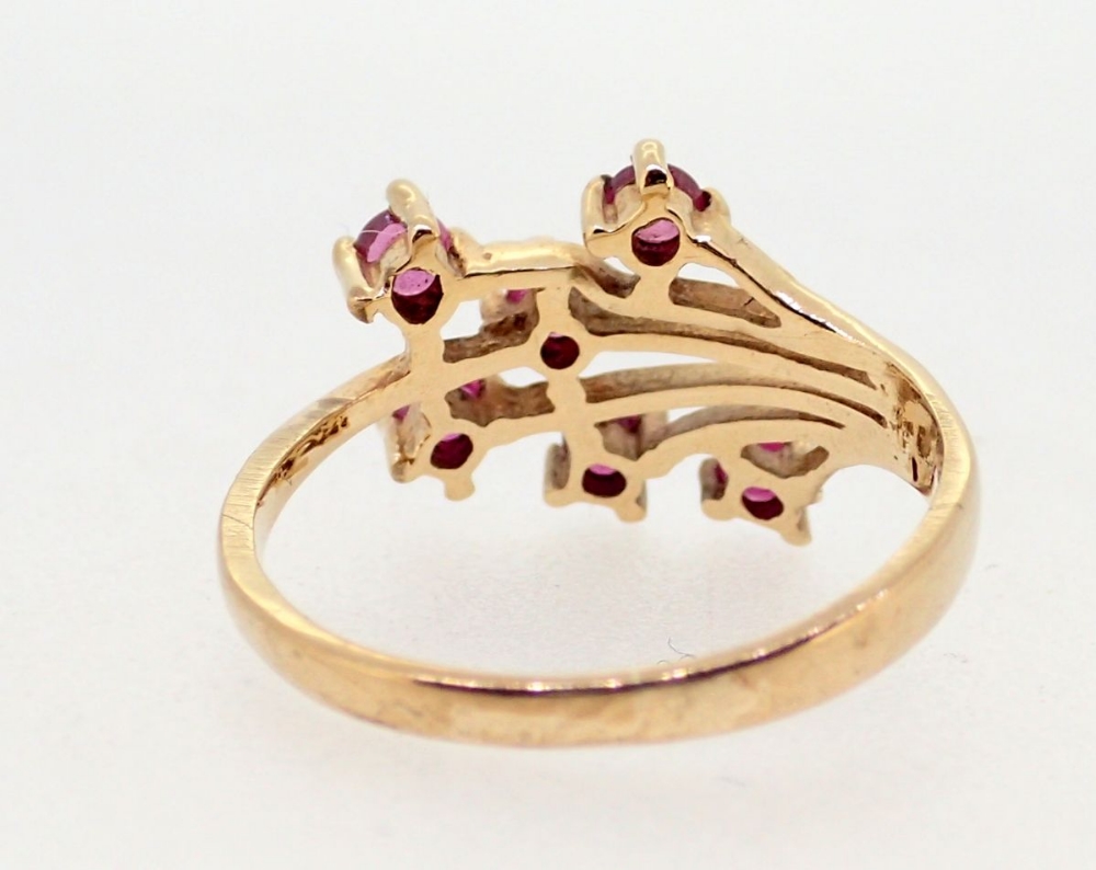 A 9 carat gold ring set spray of six rubies, size H, 1.5g - Image 3 of 4