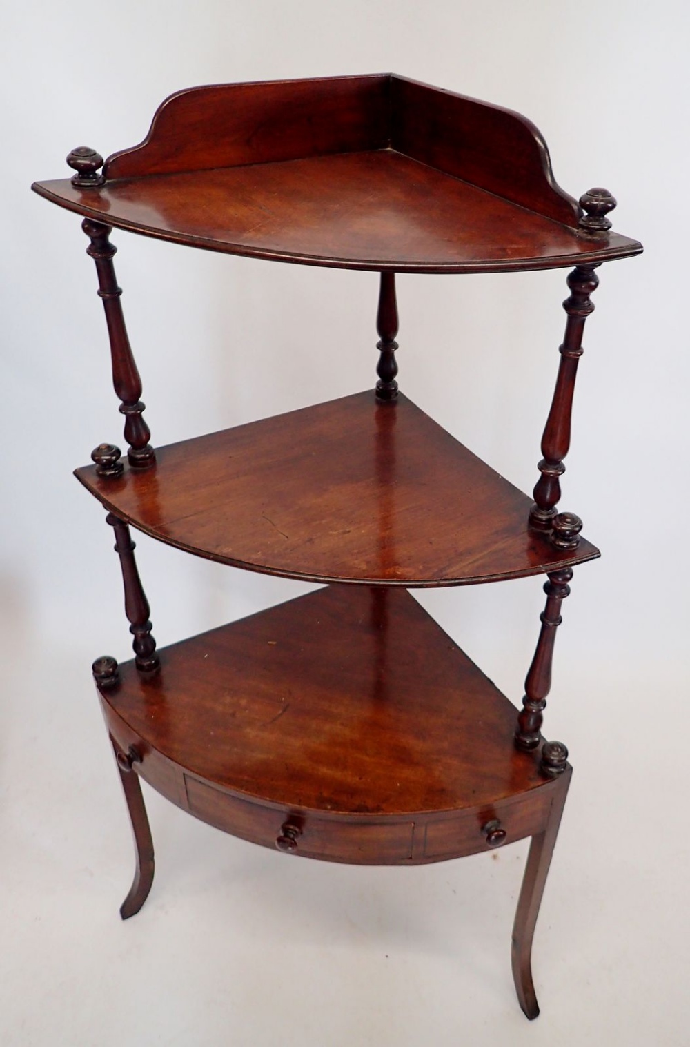 A 19th century mahogany corner whatnot with turned supports and drawer to apron, 126cm tall - Bild 2 aus 2