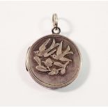 An Edwardian silver circular locket decorated swallows, 2cm diameter, total weight 5.3g