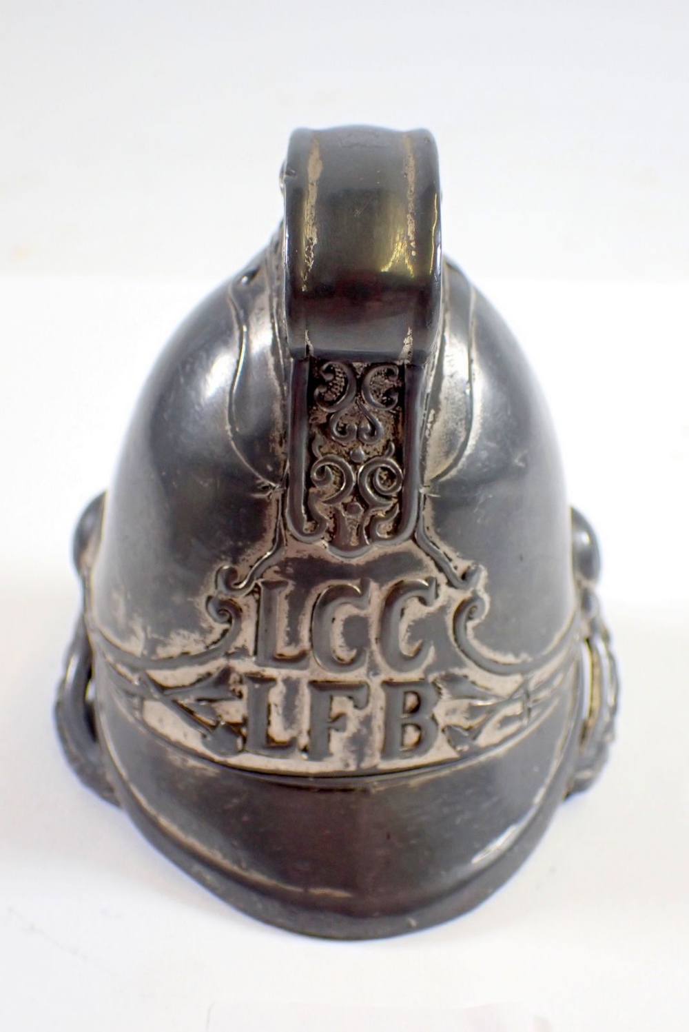 A novelty inkwell in form of a London fireman's helmet, LCC LBF, 10cm - Image 2 of 3