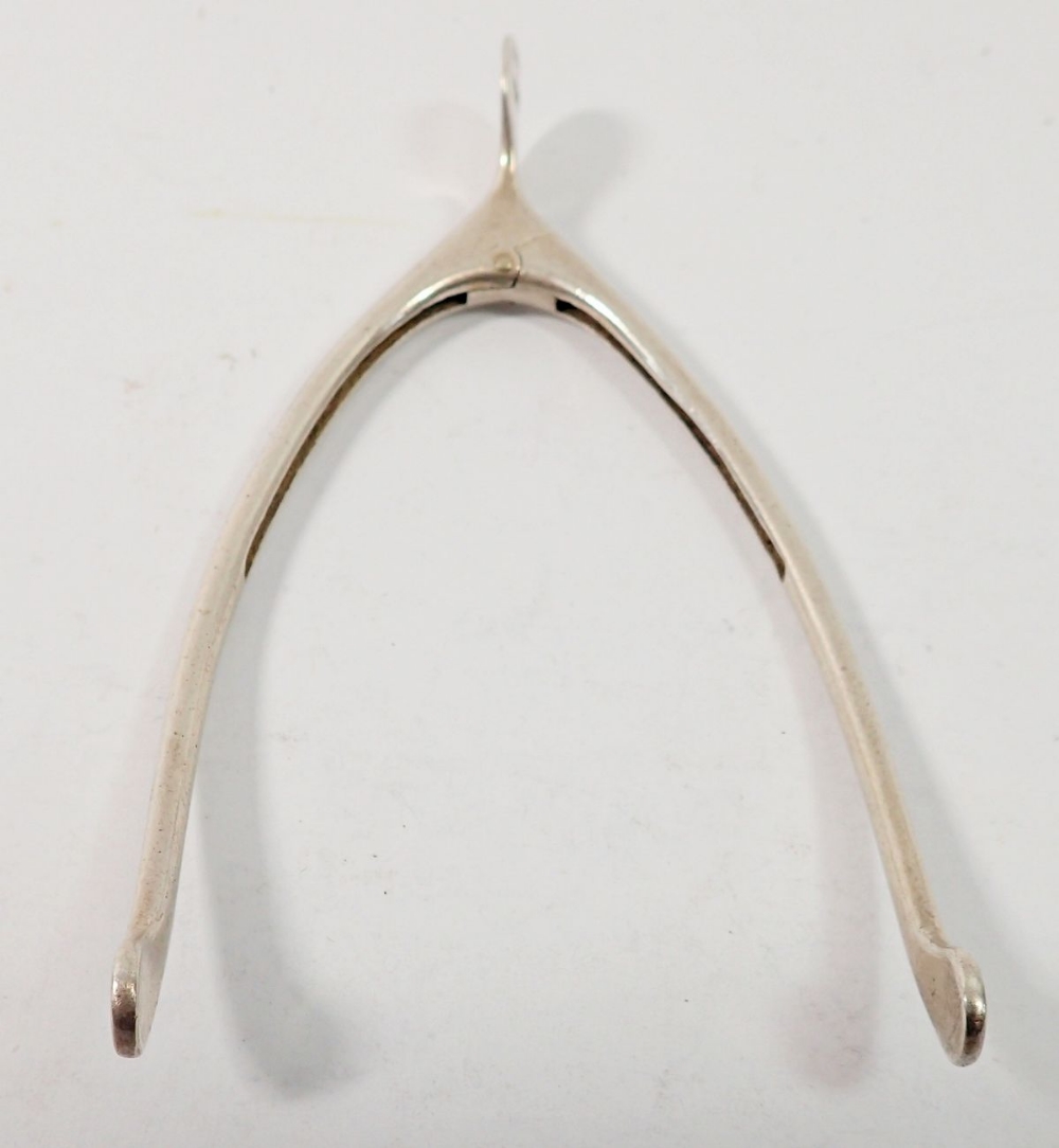 An Edwardian pair of silver wishbone sugar tongs, London 1904, 28g - Image 2 of 3