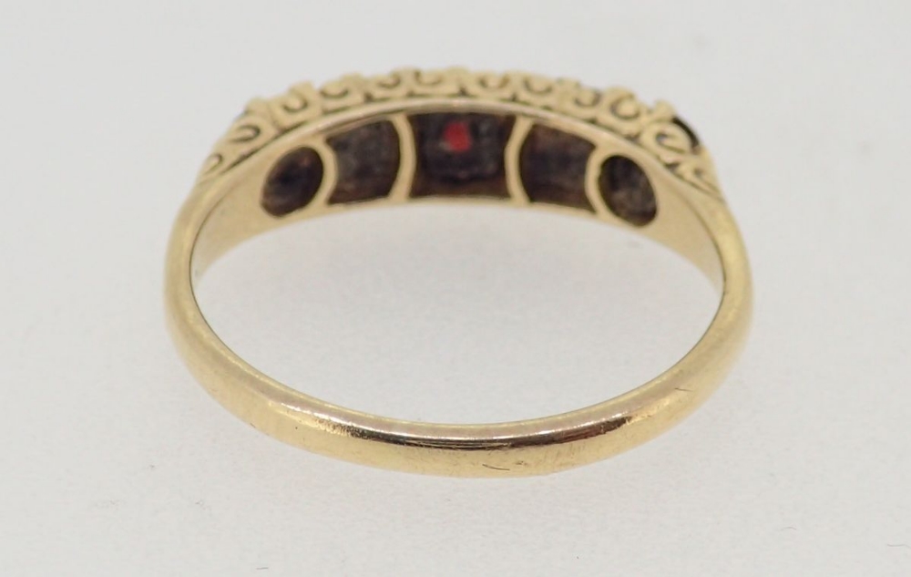 An 18 carat gold garnet and diamond ring, size M, 3.2g - Bild 4 aus 4