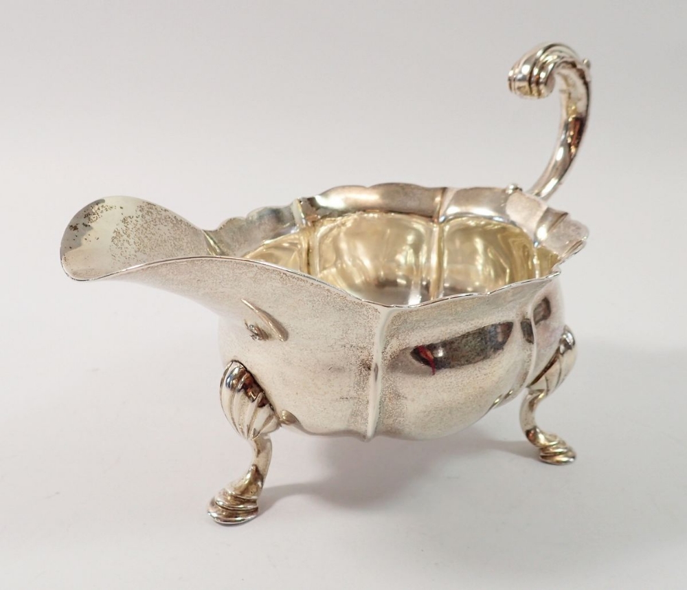 A George II silver sauce boat, London 1749 by John Pollock, 388g - Image 2 of 5