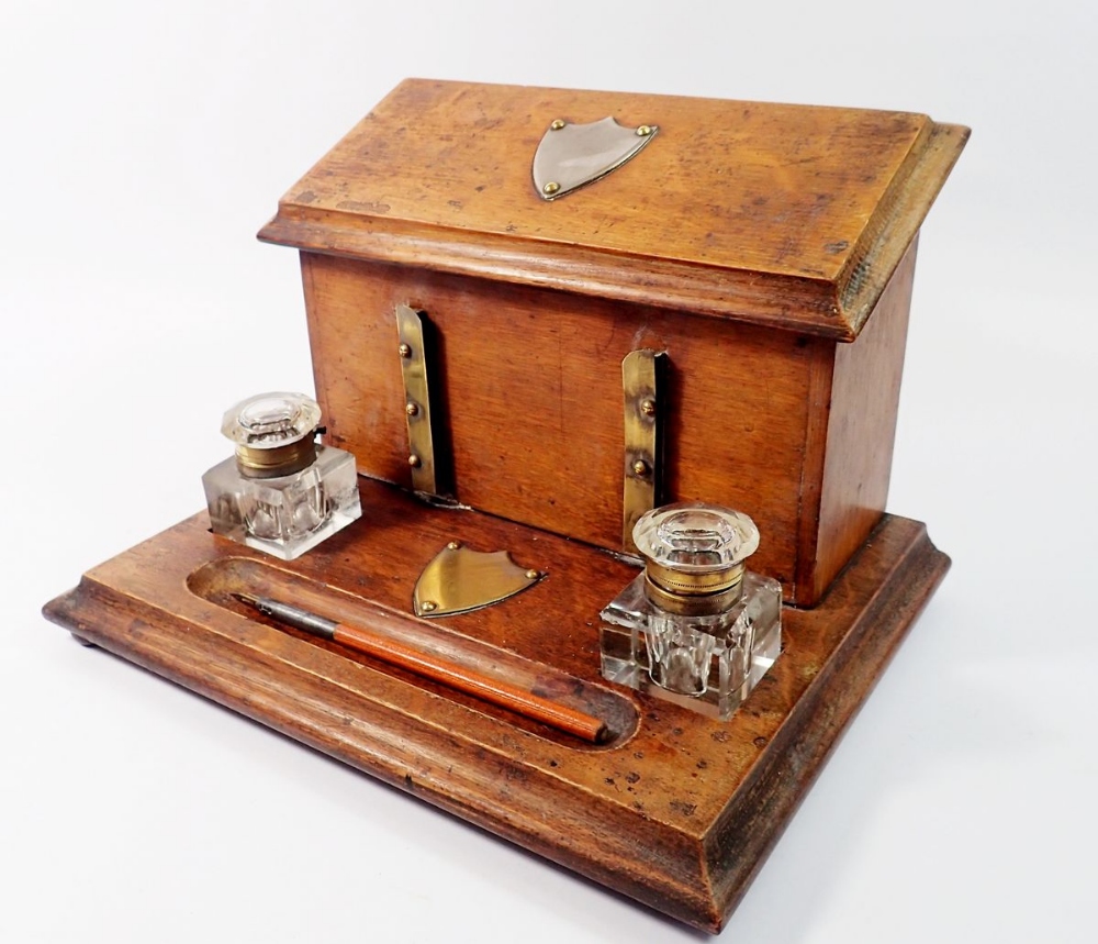 A Victorian oak correspondence box with rise top letter compartment and inkstand fitted two glass - Bild 2 aus 4