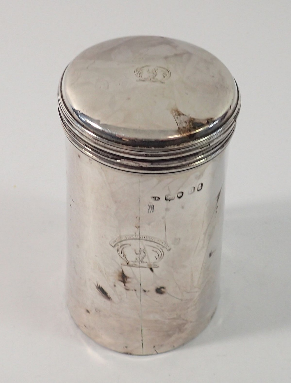 A late Georgian silver travel or military officer's shaving mug with folding handle and hinged - Bild 5 aus 9