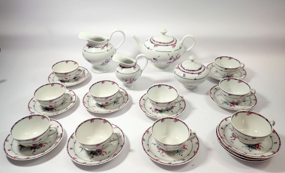 A Limoges L Barnardaud & Co tea service comprising ten cups and saucers, teapot, two jugs and sugar - Bild 2 aus 3