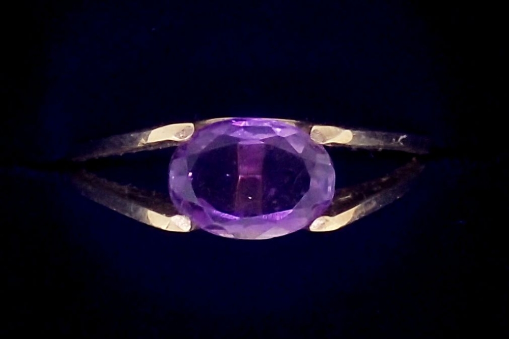A 9 carat gold amethyst ring on split shank, size M, 2.7g