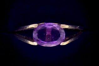 A 9 carat gold amethyst ring on split shank, size M, 2.7g