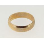 A 9 carat gold wedding ring, size R to S, 4g