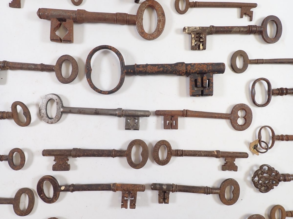 A collection of approx 38 antique and other keys, largest 14cm long - Bild 2 aus 2