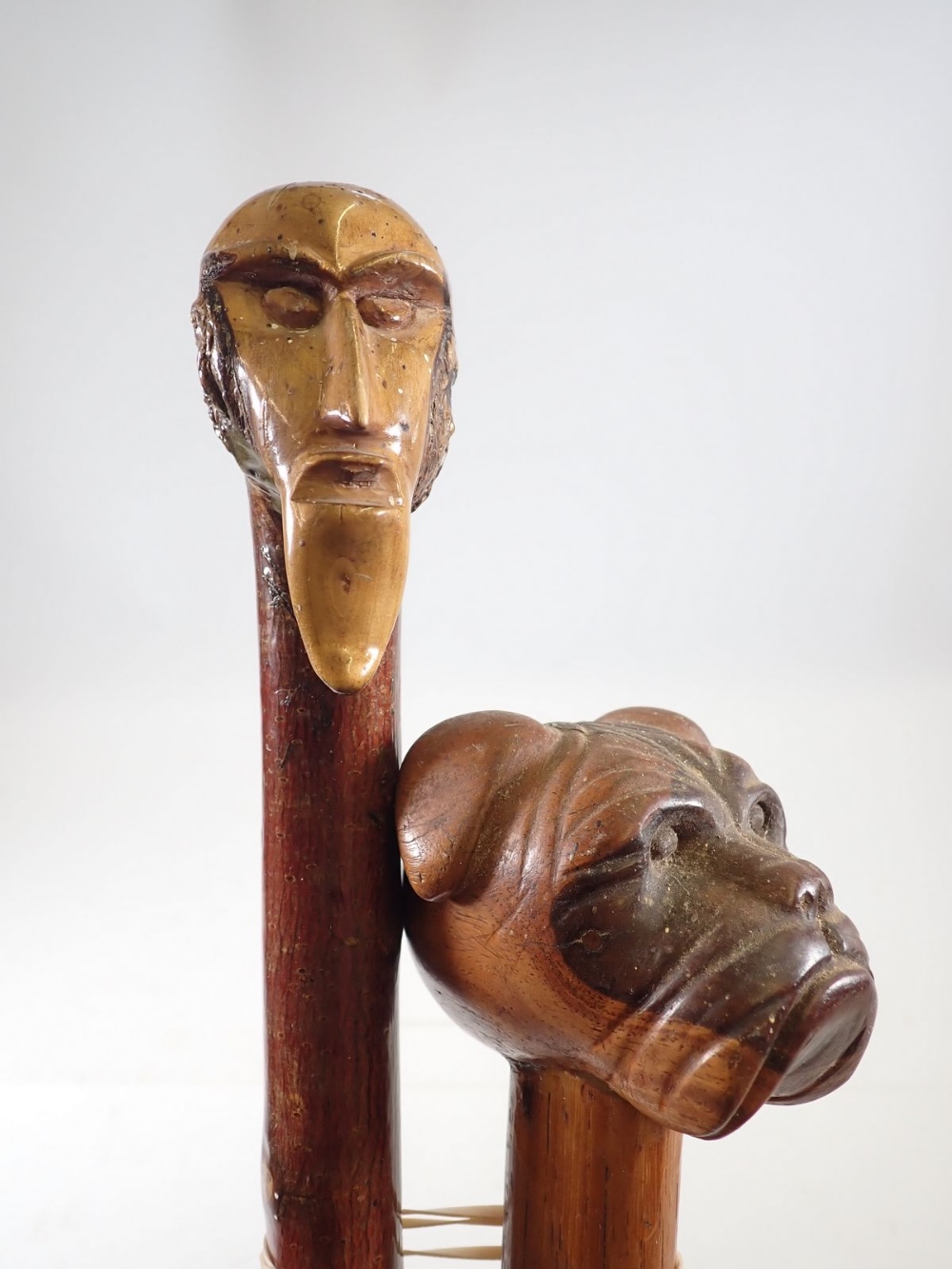 A dog head walking cane and another rustic cane carved head of a man - Bild 2 aus 2