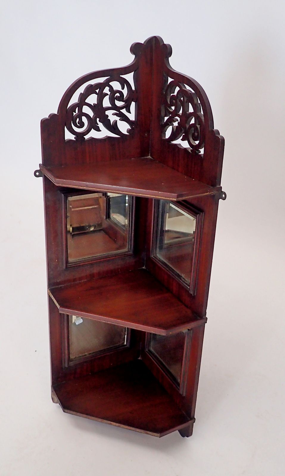 An Edwardian mahogany set of mirrored corner shelves with decorated pierced surmount, 80cm tall - Bild 2 aus 2