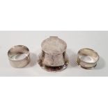 A silver weighted mustard pot, Sheffield 1919 and two silver napkin rings