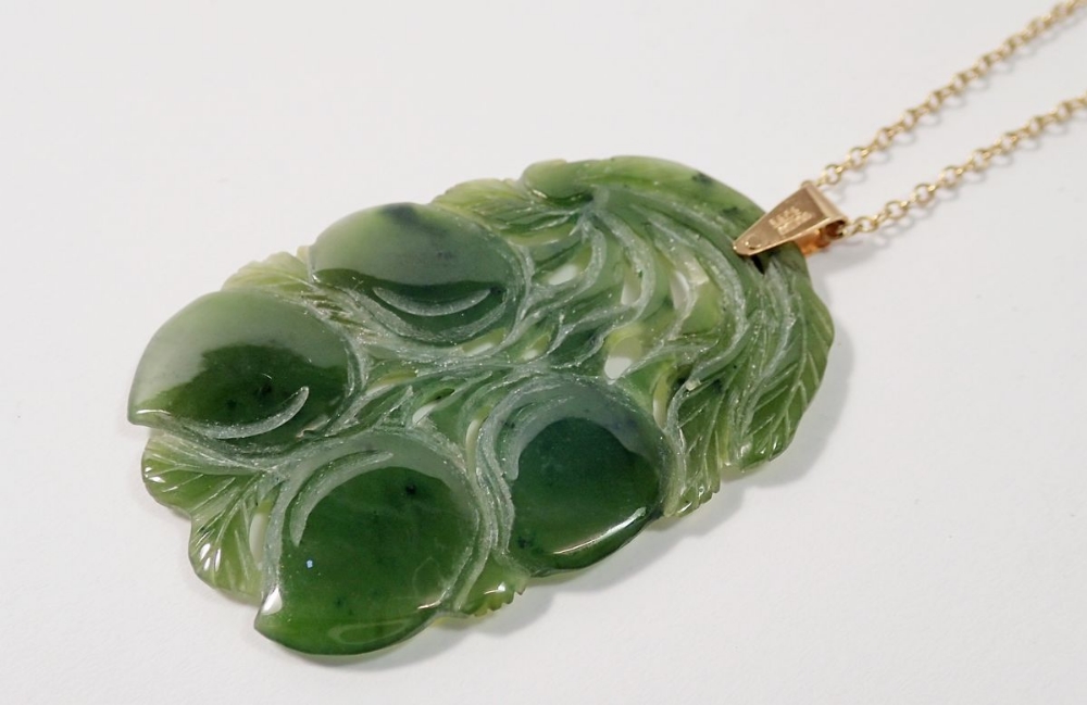 A Chinese 9 carat gold mounted jade pendant carved fruit, 4.5 x 3cm on 9 carat gold chain - Image 4 of 4
