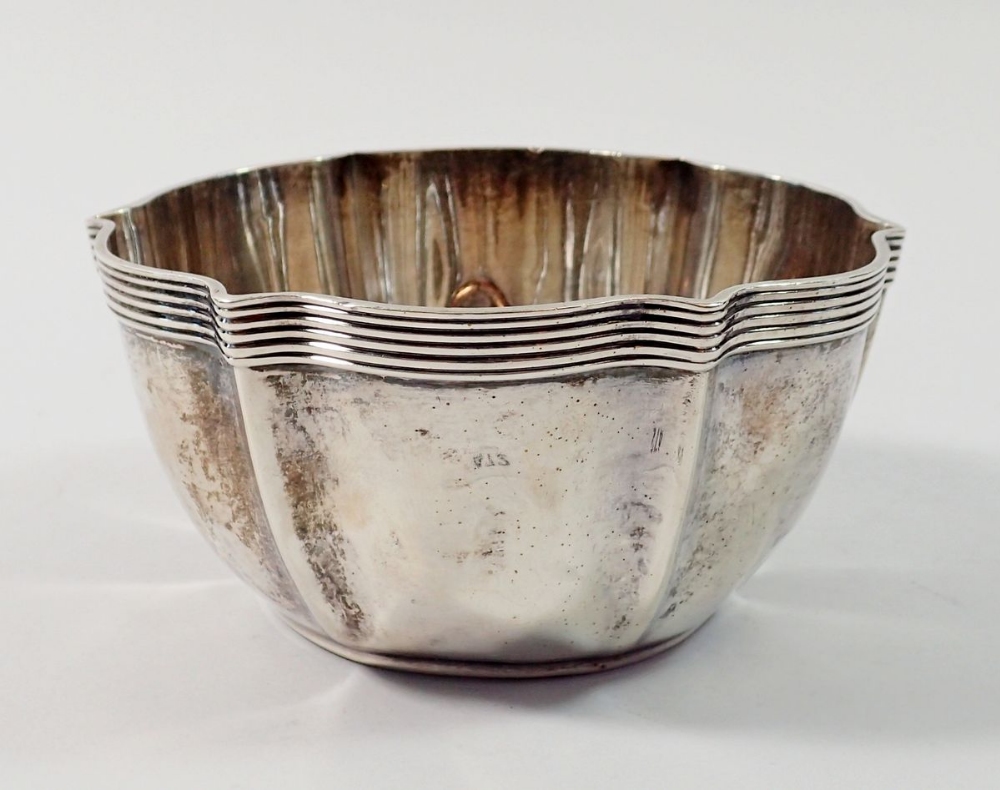 A silver sugar bowl with reeded rim, 10.5cm diameter, London 1915, 138g