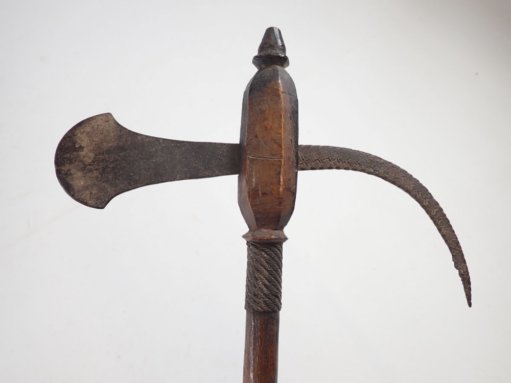 A short ceremonial war axe, 48cm and a carved paddle club, 49cm - Bild 3 aus 3