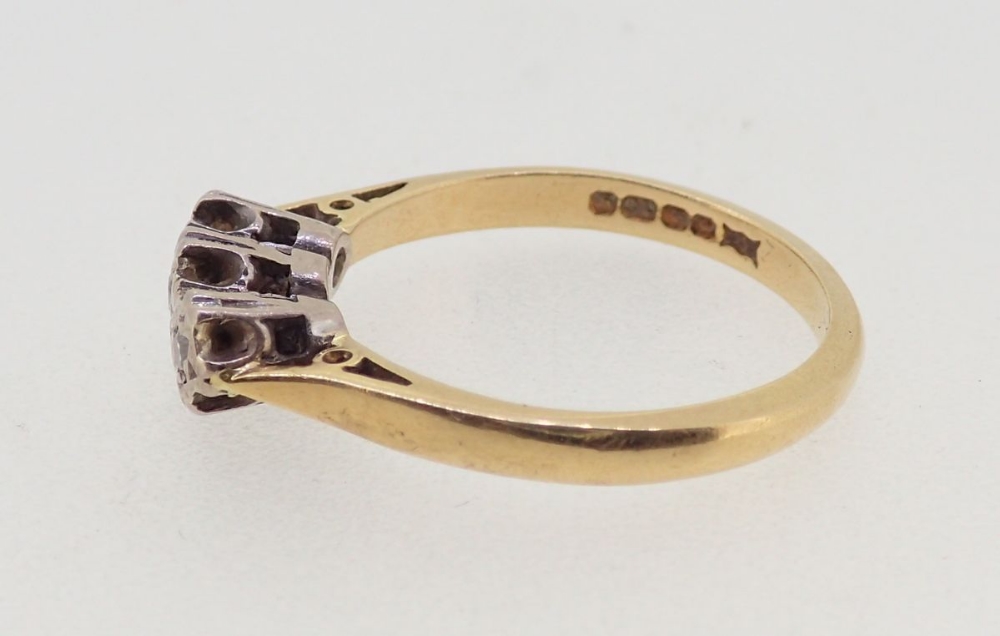 An 18 carat gold ring illusion set three diamonds size M, 3.1g - Image 3 of 4