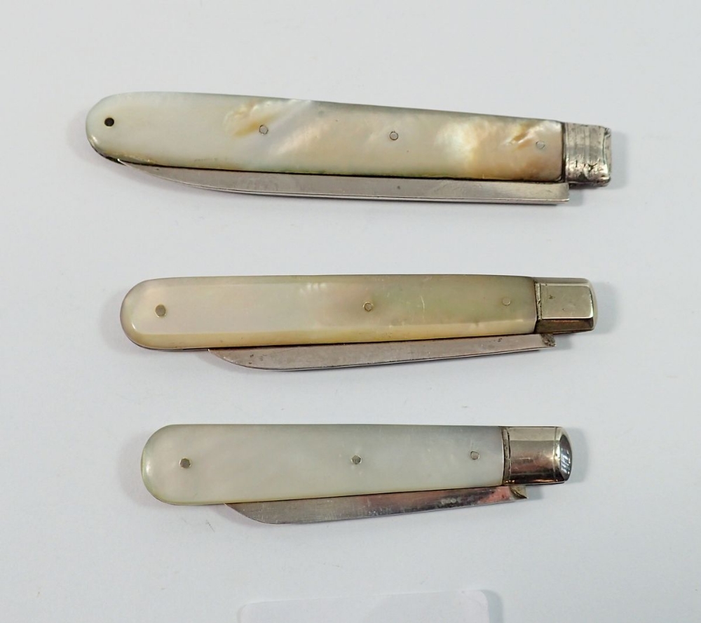 Three silver and mother of pearl folding fruit knives - Image 3 of 3