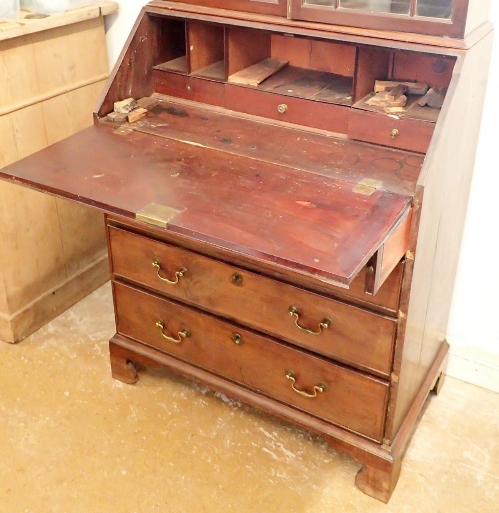 A Georgian mahogany bureau bookcase of small proportions with astragal glazed doors over slope front - Bild 2 aus 3