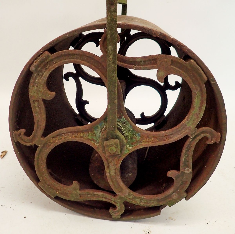 A Coalbrookdale cast iron garden roller, crack to roller - Image 2 of 4