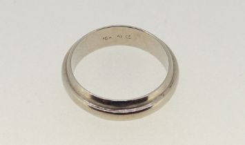 A 10k white gold gents wedding ring, size S, 6.3g