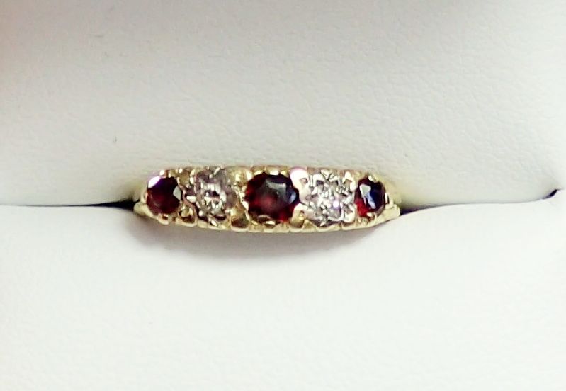 An 18 carat gold garnet and diamond ring, size M, 3.2g