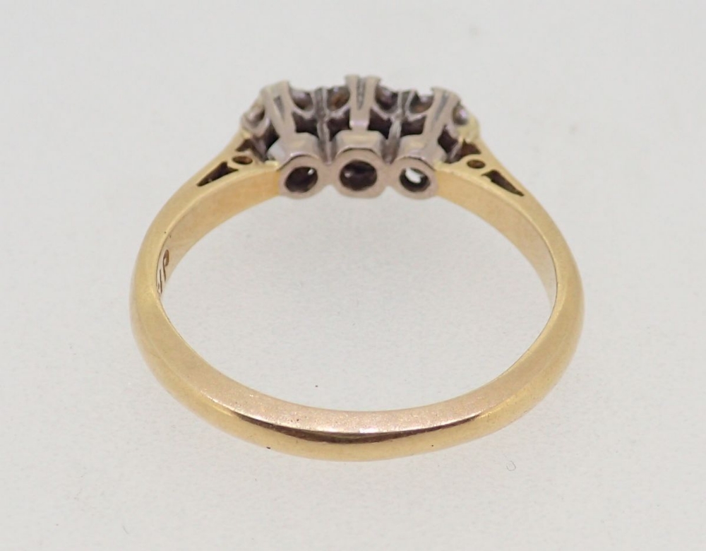 An 18 carat gold ring illusion set three diamonds size M, 3.1g - Image 4 of 4