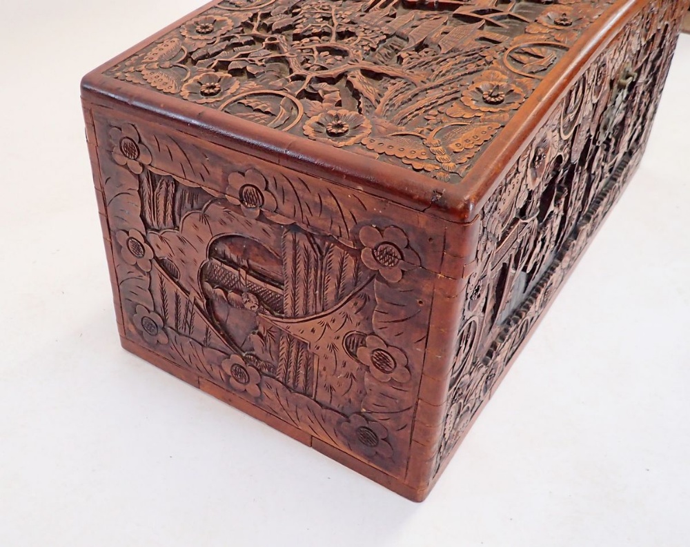 A Chinese camphorwood chest with dome top, carved oriental scenes, 90cm wide - Bild 3 aus 4