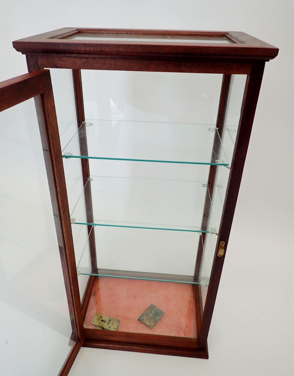 An Edwardian style mahogany shop display table top cabinet with three glass shelves, 76 x 38 x 26cm - Bild 2 aus 2