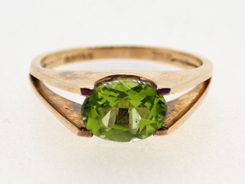 A 9 carat gold peridot ring on split shank, size M, 2.7g - Image 2 of 4