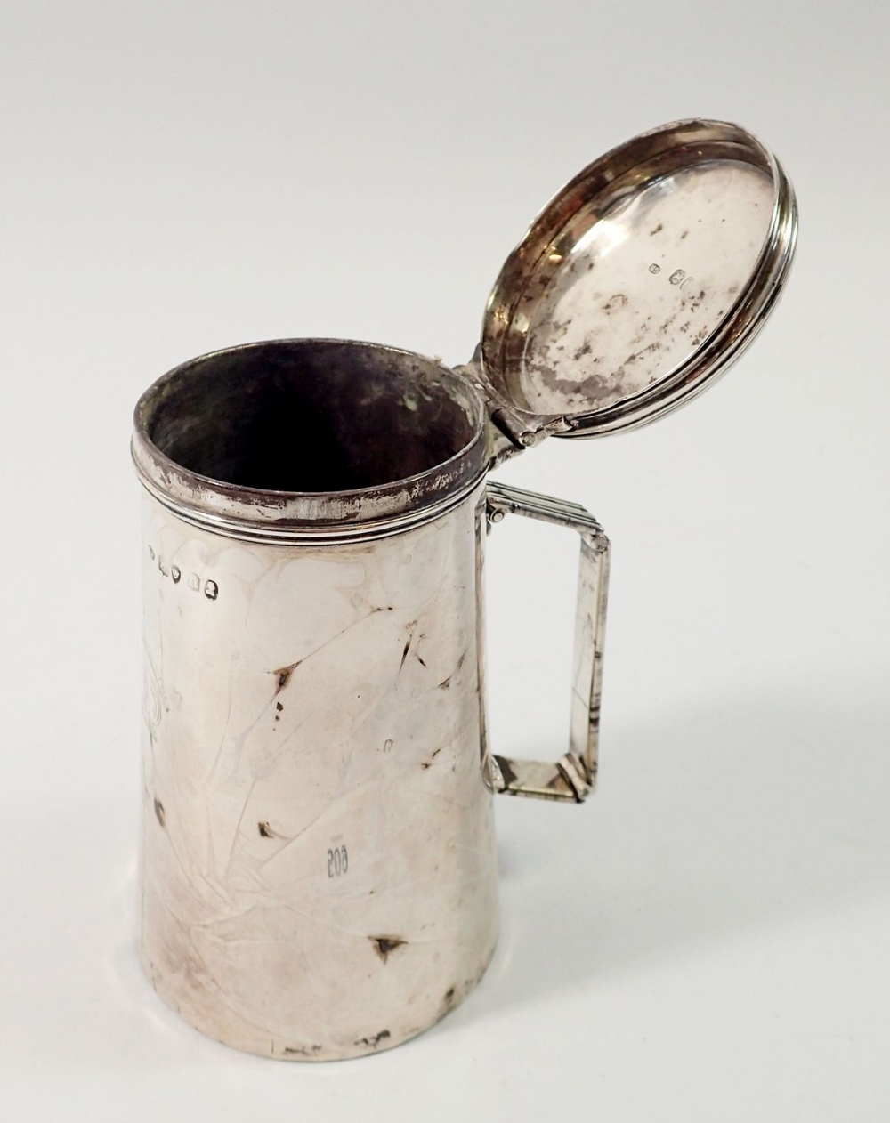 A late Georgian silver travel or military officer's shaving mug with folding handle and hinged - Bild 2 aus 9