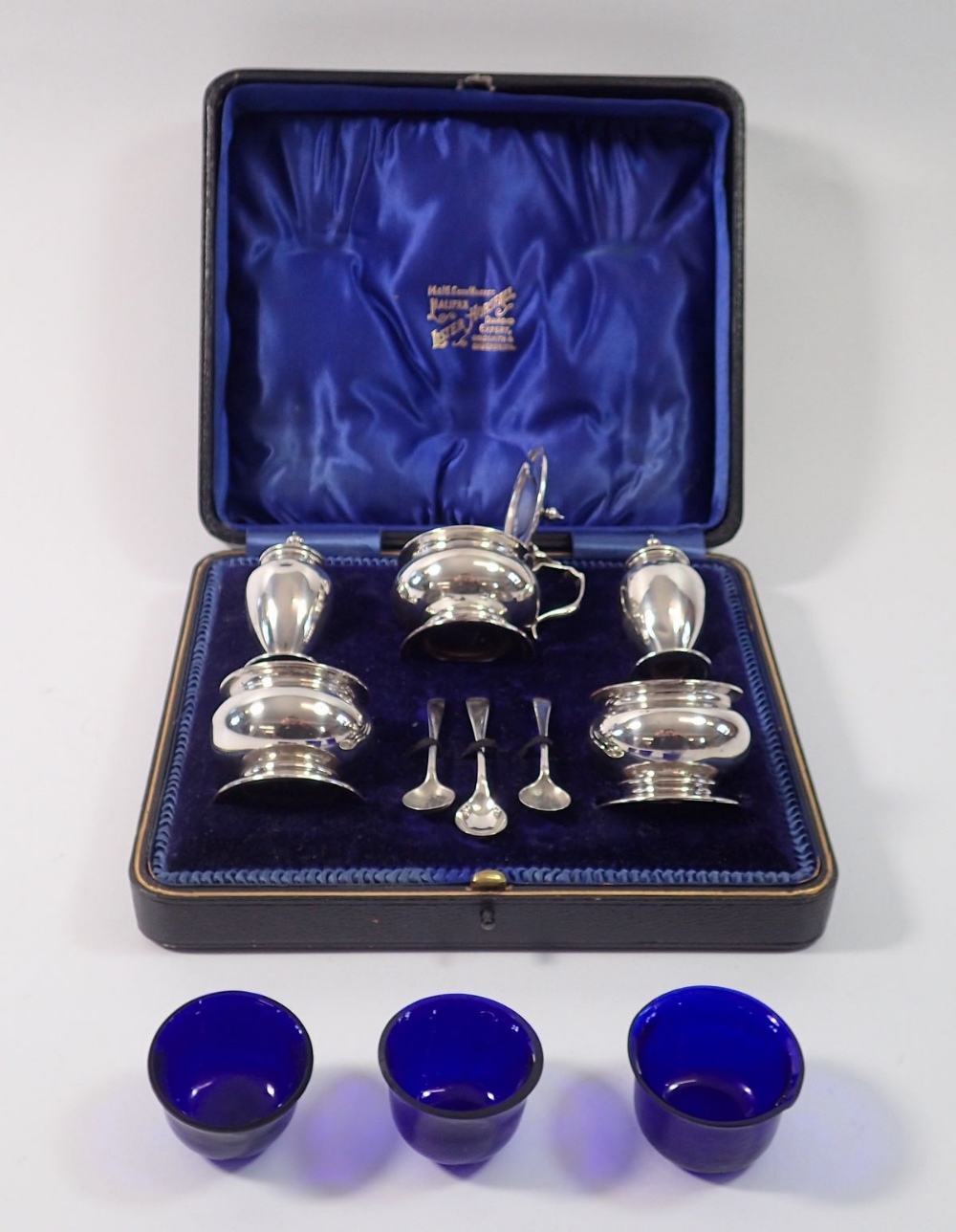 A silver five piece cruet set with original spoons and boxed, Birmingham 1911 by Deakin & Francis - Image 3 of 3