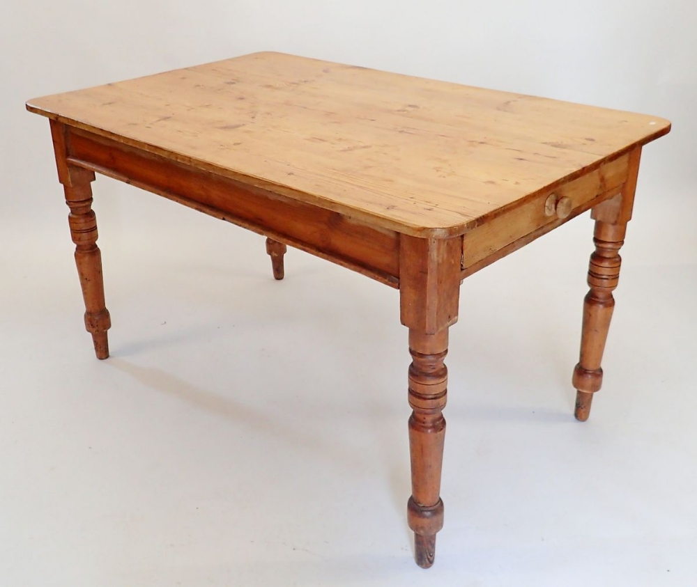 A Victorian pine farmhouse dining table with frieze drawer and turned supports, 137 x 84 x 76cm