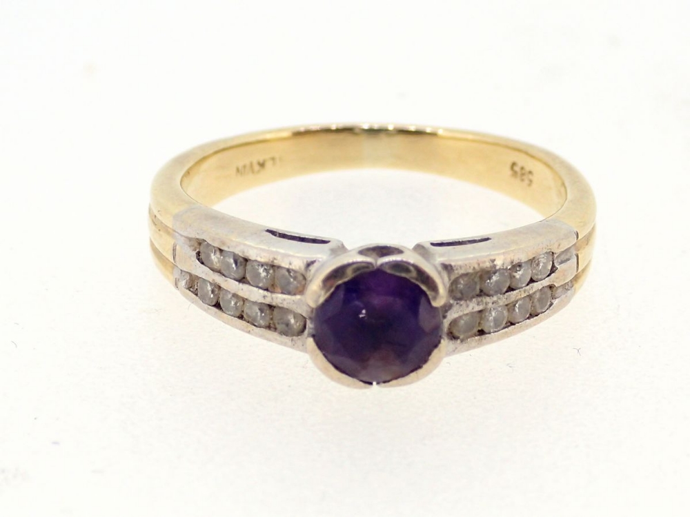 A 14k white and yellow gold ring set amethyst on diamond set shoulders, size L to M, 3.6g - Bild 2 aus 4
